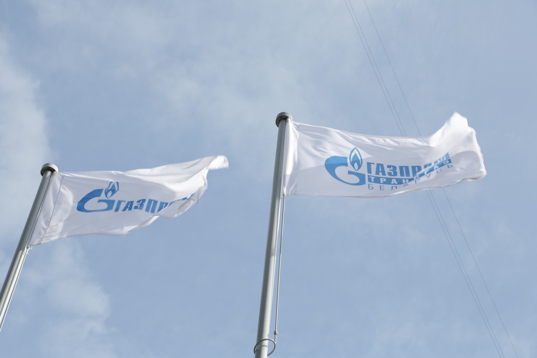Официальные флаги ОАО "Газпром" и ОАО "Газпром трансгаз Беларусь" у входа в центральный офис компании
