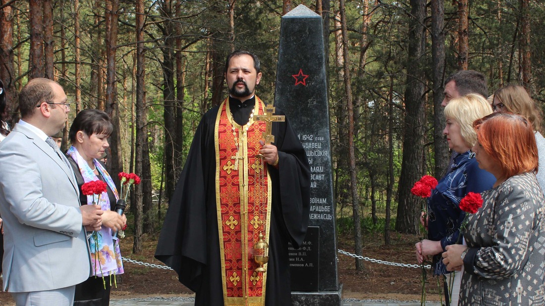 Протоиерей Артемий, Благочинный церквей Гомельского района и председатель Гомельского районного совета депутатов Александр Ткачев (слева)