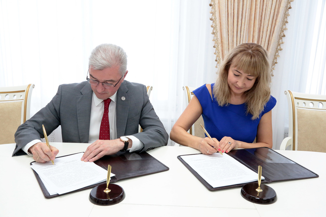 Министр здравоохранения Республики Беларусь Валерий Малашко и директор фонда Наталья Маханько во время подписания новой программы