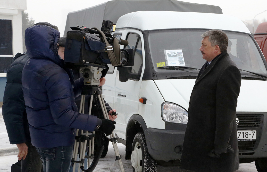 Начальник филиала "Управление "Минскавтогаз"" Анатолий Курзов дает интервью журналистам