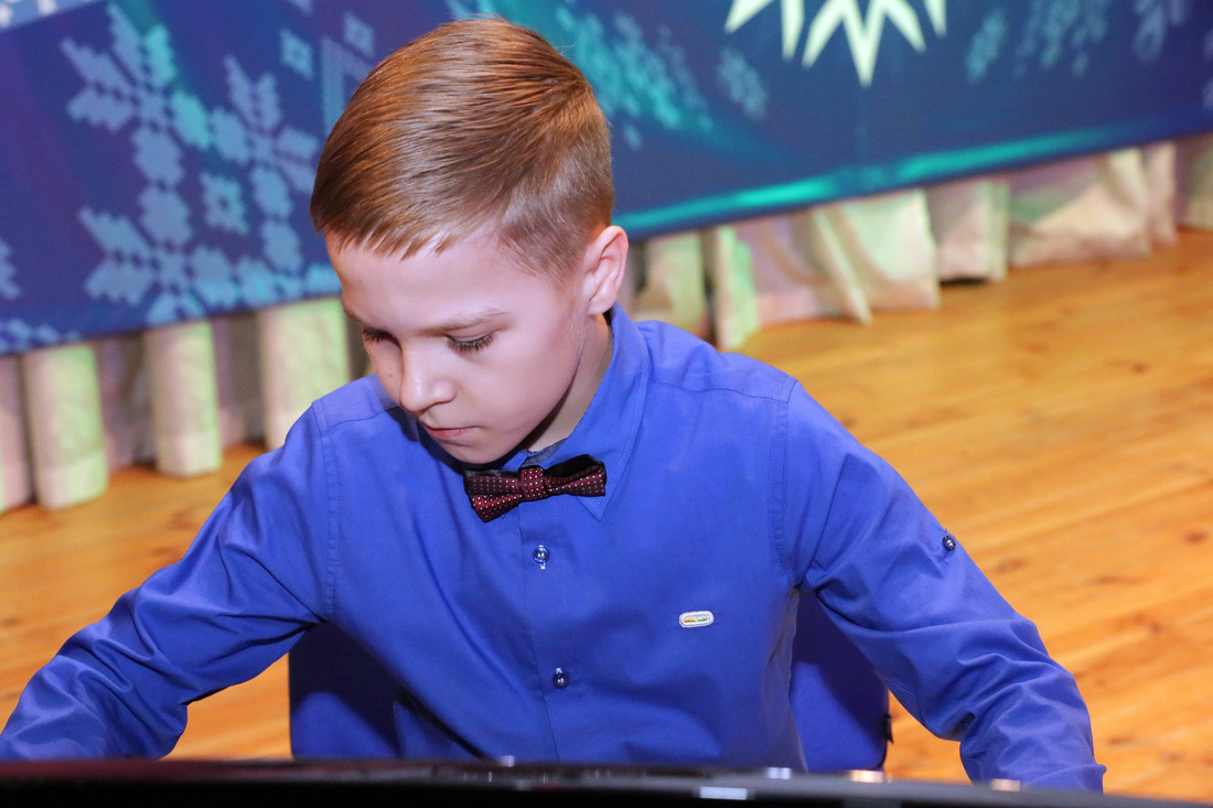 У рояля — Артем Морозов (10 лет, филиал "Несвижское УМГ")