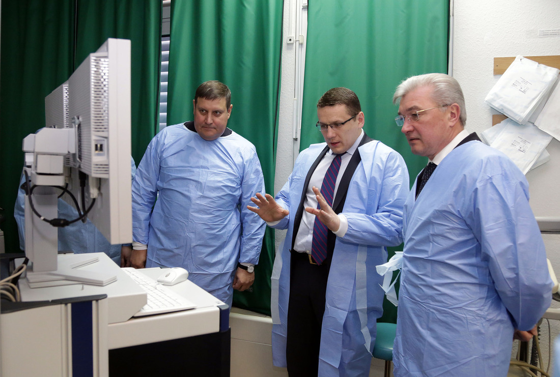 Константин Дроздовский (в центре) показывает новое оборудование Валерию Малашко (справа) и Владимиру Майорову