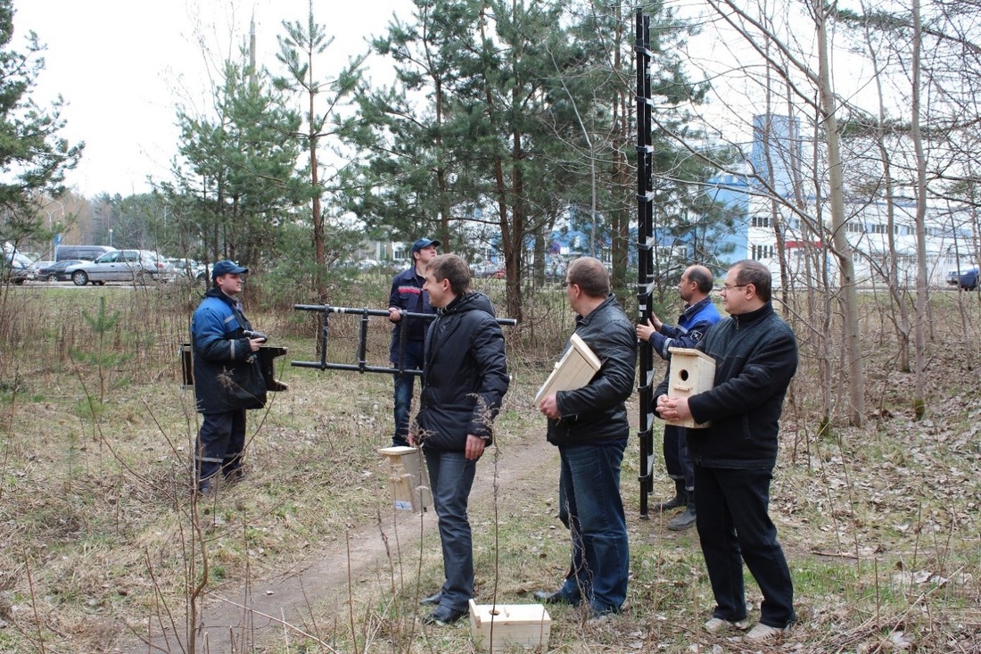 Лаборатория охраны окружающей среды Инженерного центра полным составом принимает участие в навешивании домиков для птиц